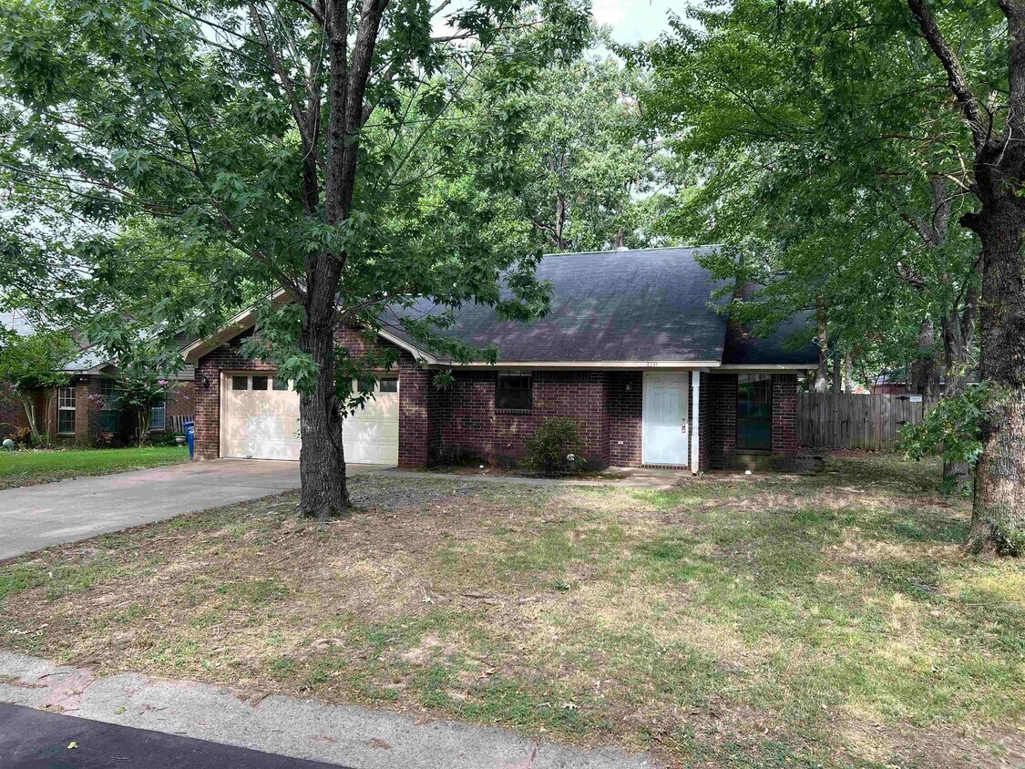 Primary Photo - 2135 Raintree Dr