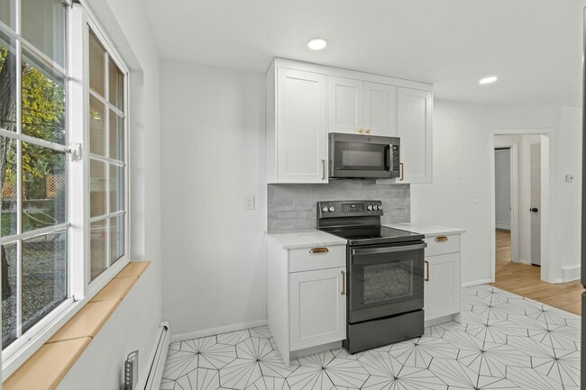 Building Photo - 2011 Woodburn St