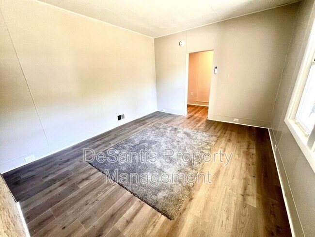 Foto del edificio - 1320 Irwin St