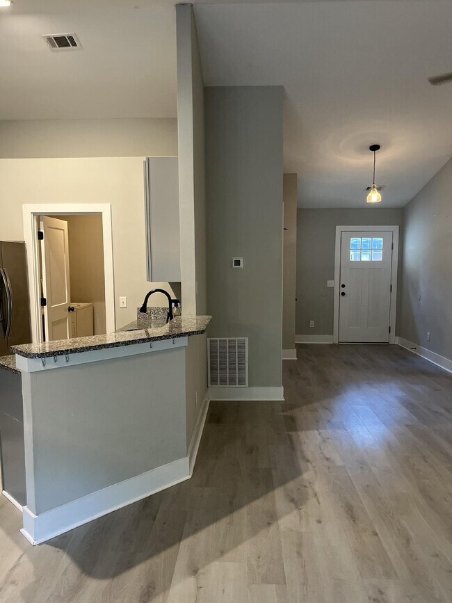 Foto del edificio - Stunning 3 bed, 2 bath in Grove Point!!!