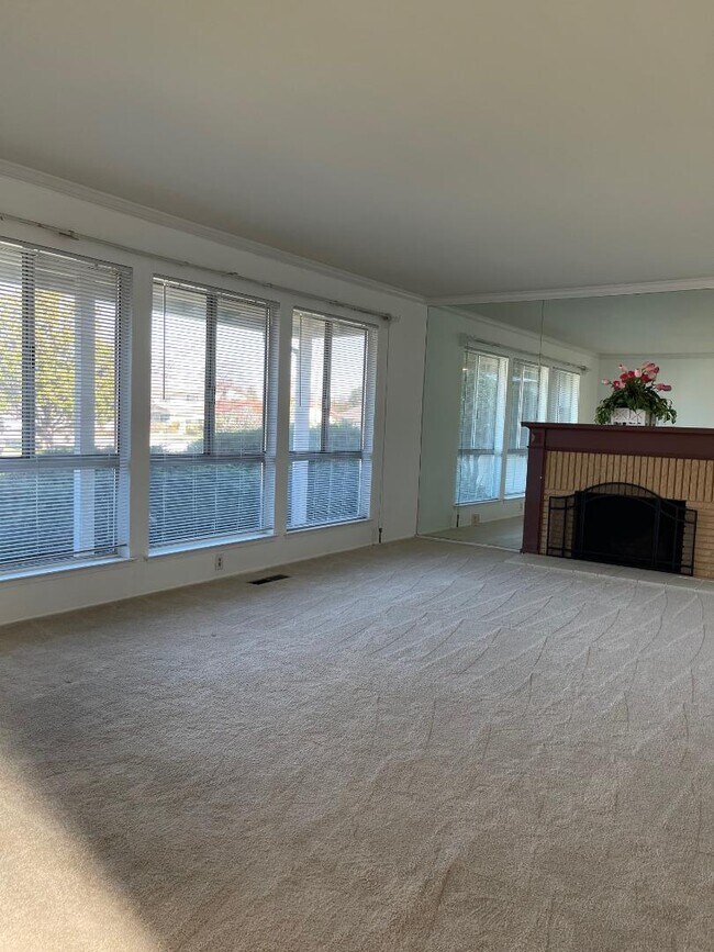 Building Photo - 5068 Glentree Dr
