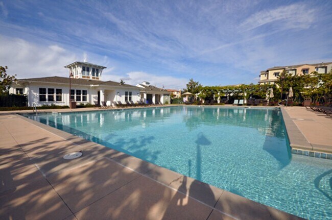 Building Photo - Stunning 3 Bedroom 3.5 Bathroom Townhome i...