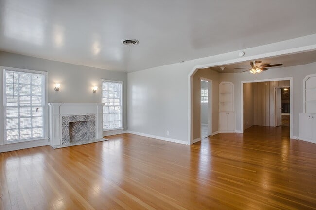 Foto del edificio - Large 3/2 Available for July!