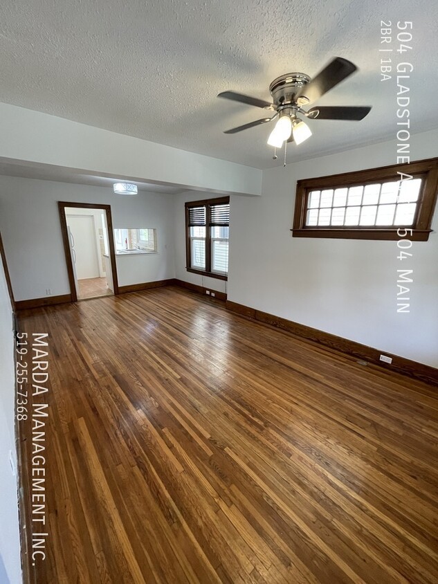 Primary Photo - BRIGHT & SPACIOUS 2 BED / 1 BATH UNIT IN O...