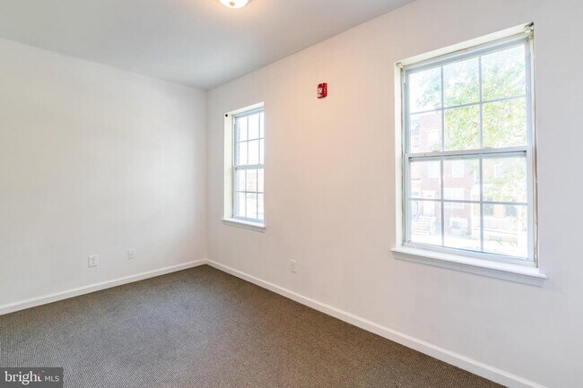 Foto del edificio - 2350 N Park Ave