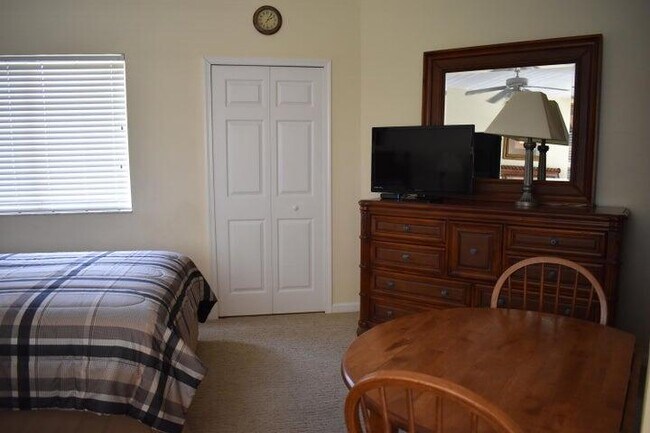 Foto del edificio - 8325 Mulligan Cir