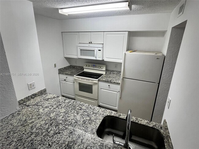 Foto del edificio - 2871 N Oakland Forest Dr