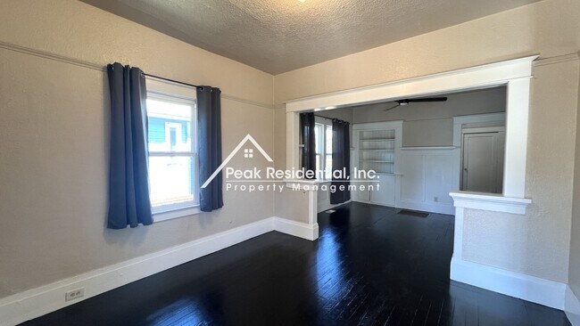 Foto del edificio - Charming 2bd/1ba Bungalow With Fenced Yard!