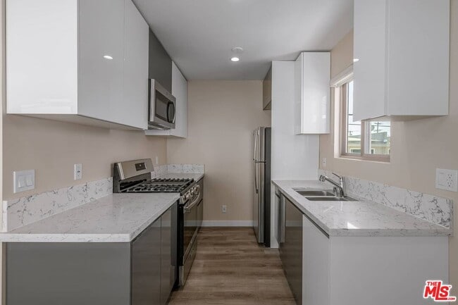 Building Photo - 1553 S Saltair Ave