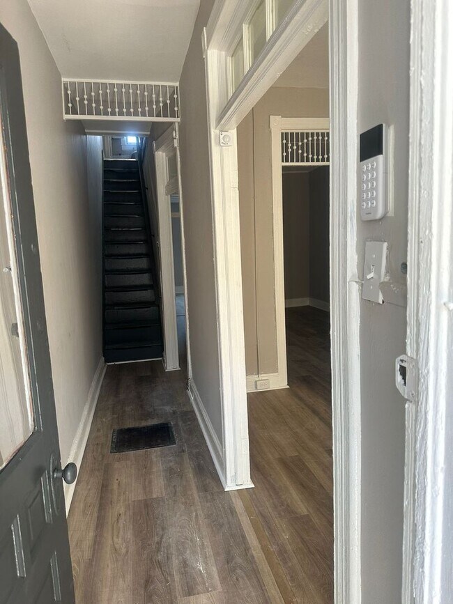 Building Photo - Three Bedroom One Bathroom Ready For ASAP ...