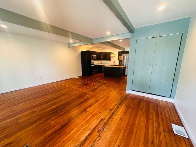 Foto del edificio - Historic Charm Meets Modern Comfort in Shelby Park