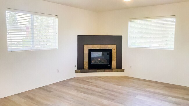 Building Photo - Beautiful 4 bedroom 3 bath townhouse w/att...