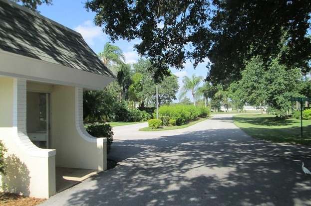 Building Photo - 3 E Greens Cir