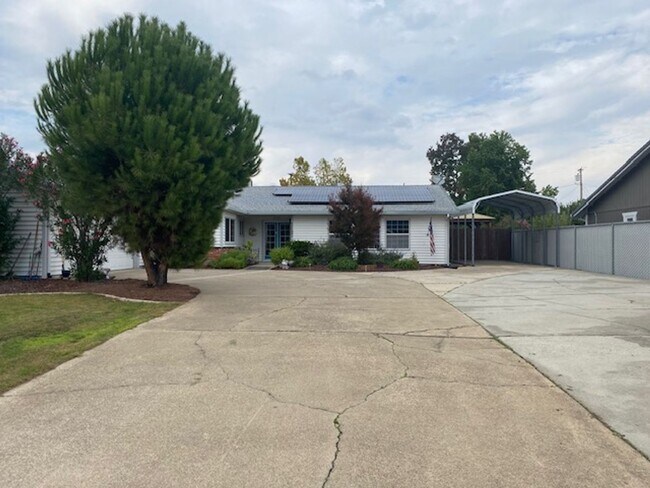 Foto del edificio - Beautiful Home w/ Pool