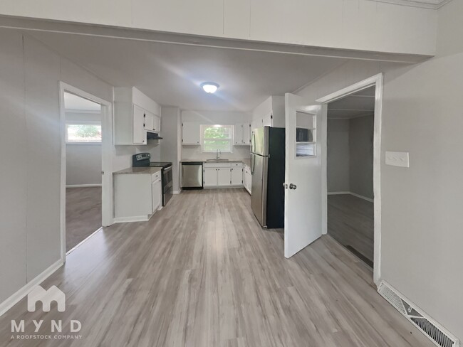 Building Photo - 609 Marguerite Dr NW