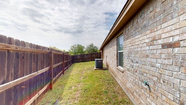 Building Photo - $1,395 + 2 WEEKS RENT!!