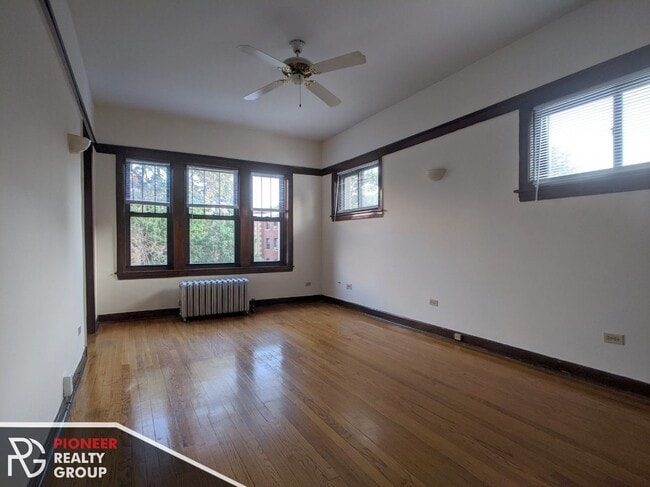 Building Photo - 816 W Waveland