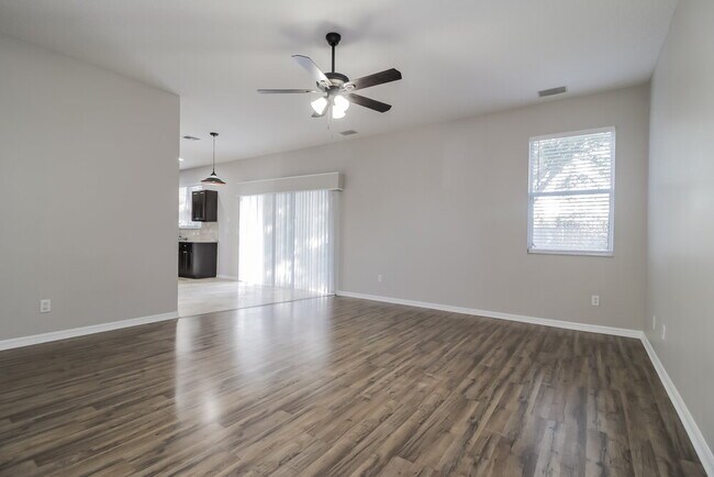 Foto del edificio - 395 Lancer Oak Dr