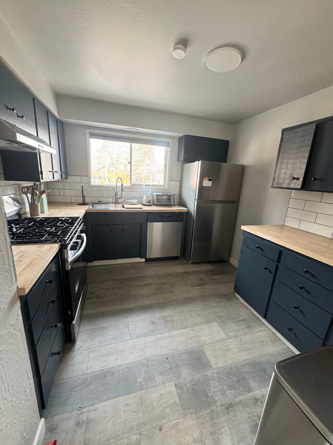 Building Photo - 718 N 10th St