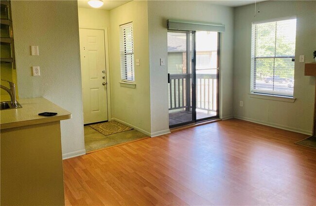 Foto del edificio - 4500 E Oltorf St