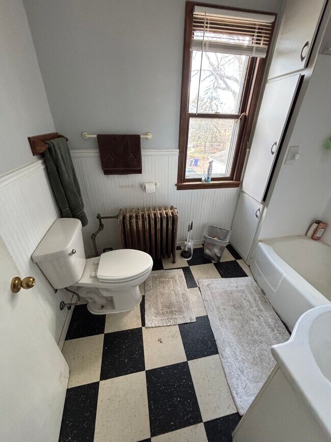 Building Photo - Spacious 4BR 1.5B HOUSE- Available June 1st!