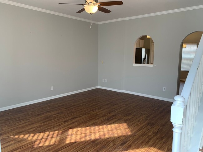 Foto del edificio - Renovated 2 Bed, 1.5 Bath Townhome w/ Comm...