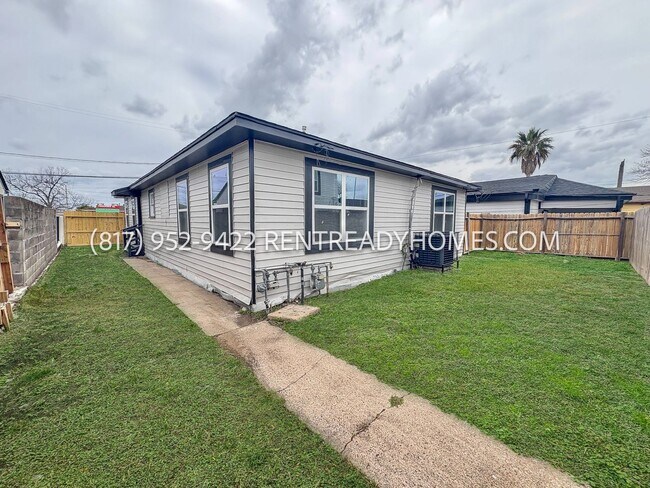 Building Photo - 1303 Des Jardines St