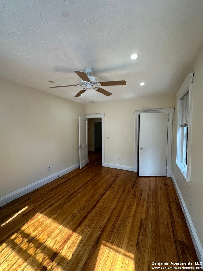 Building Photo - 239 Kelton St