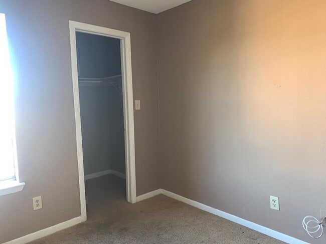 Foto del edificio - Excellent 2 bed / 1 bath within Regency Ga...
