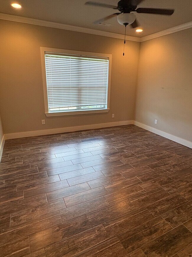 Building Photo - BEAUTIFUL TOWNHOUSE IN A GREAT LOCATION!!!
