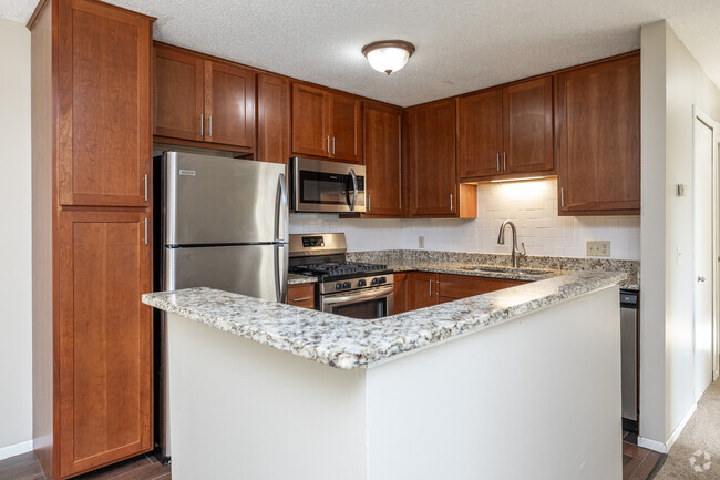 2BR, 2BA - 980SF - Kitchen - Walnut Trails Townhome Apartments