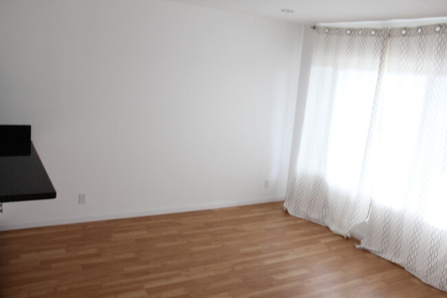 Building Photo - 1520 W Carson St