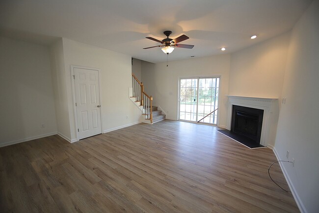 Foto del edificio - Newly Updated, End Unit Townhome in Conven...