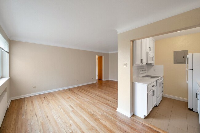 Foto del edificio - Large two Bed / One bath condo in great Art deco building near Washington park.