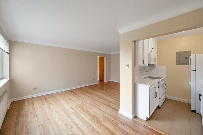Building Photo - Large two Bed / One bath condo in great Art deco building near Washington park.