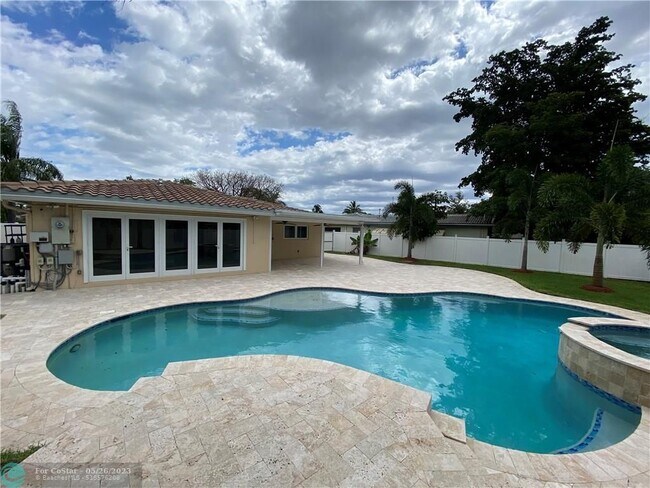 Foto del edificio - 800 NE 48th St