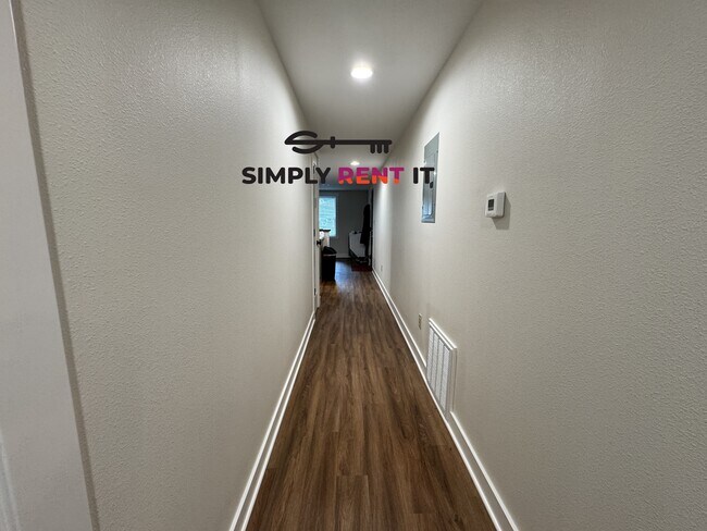 Building Photo - Renovated 2 Bedroom, 2 Bathroom on Campus! Available Jan. 1st!