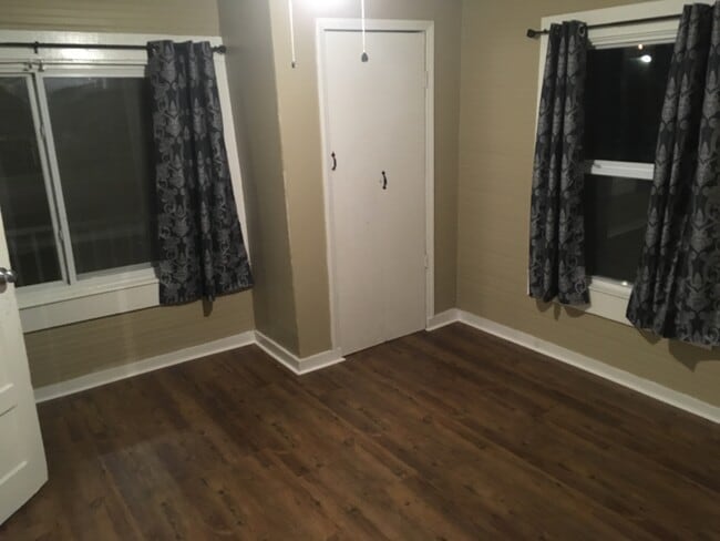 Dormitorio delantero - 323 S Workman St