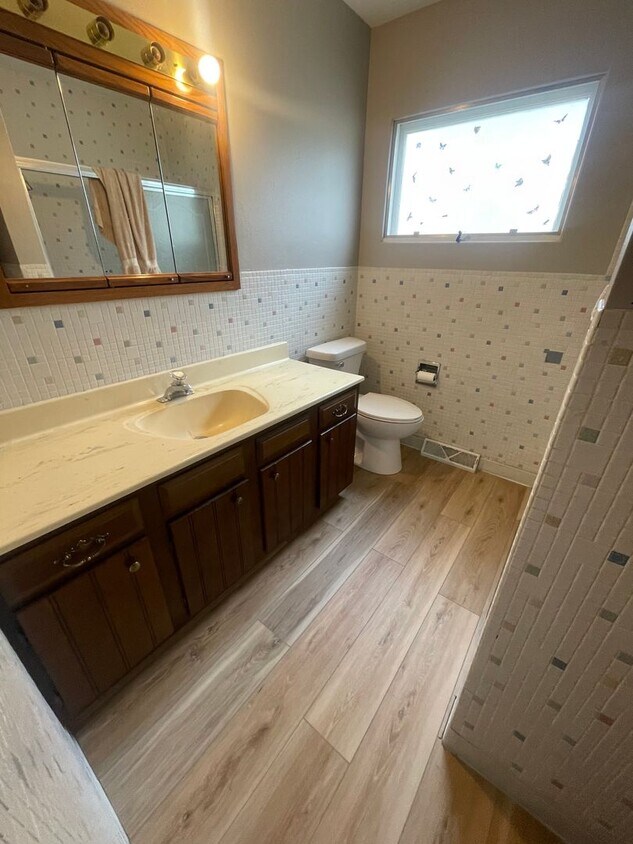 Building Photo - 3 bedroom, 1 bath home for rent in great l...