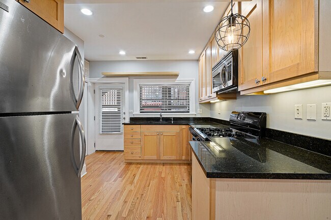 Cocina - 2707 North Wilton Avenue, Garden