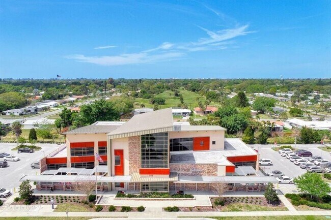 Foto del edificio - 2136 Brueckner Dr
