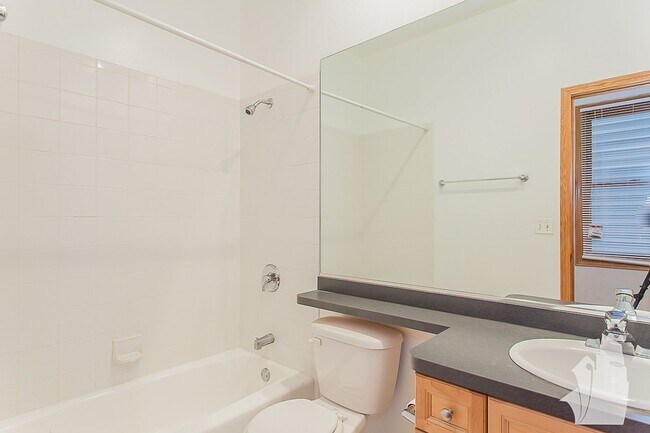 Foto del edificio - 1326 W Diversey Pkwy