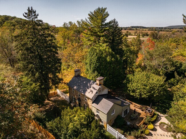 Foto del edificio - 2943 Windy Bush Rd