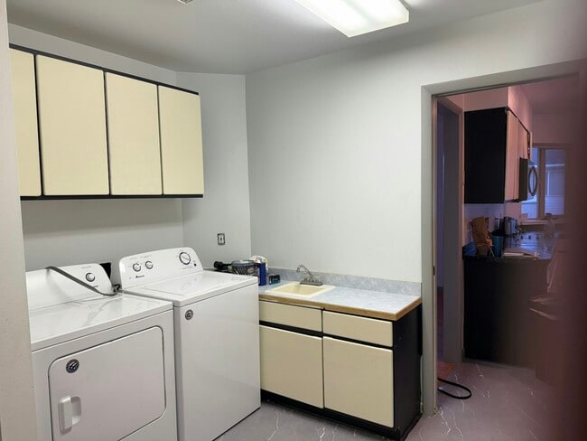 Building Photo - 2092 Colonial Dr