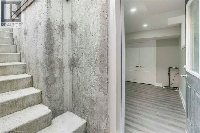 Building Photo - 1529 Devine Pt
