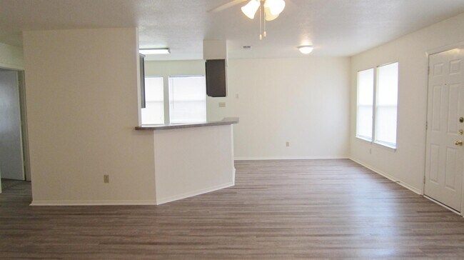 Building Photo - 4045 Devonaire Dr