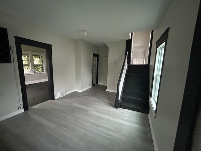 Building Photo - Coming Soon! Section 8 Accepted! Renovatio...