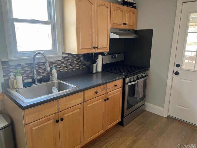 Foto del edificio - 1261 Waverly St