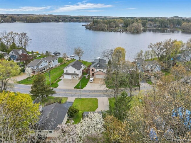 Building Photo - STUNNING LAKE VIEWS, BRIGHTON 3 BEDROOM HOME