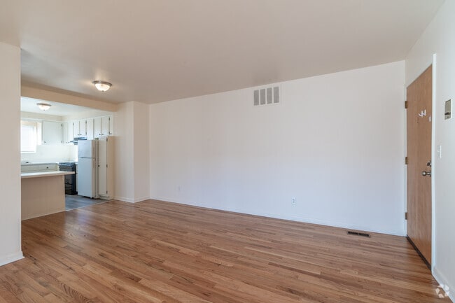 1BR, 1BA - 755SF - Dining Room - Colonial Manor